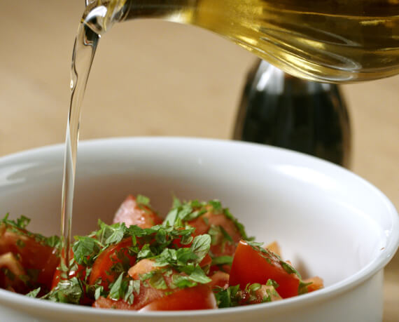 Dies ist Schritt Nr. 5 der Anleitung, wie man das Rezept Gebratenes Hähnchen mit Parmesan-Kartoffelpüree und Tomatensalat zubereitet.