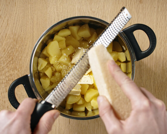 Dies ist Schritt Nr. 6 der Anleitung, wie man das Rezept Gebratenes Hähnchen mit Parmesan-Kartoffelpüree und Tomatensalat zubereitet.