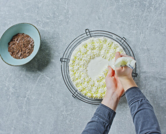 Dies ist Schritt Nr. 4 der Anleitung, wie man das Rezept Eierlikörtorte mit Nussboden zubereitet.