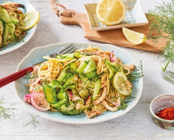 Vegane Pasta mit Räuchertofu, Gurke und Dill