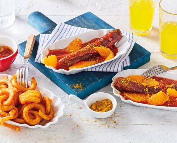 Vegane Currywurst mit Cola, Orange und Curly Fries