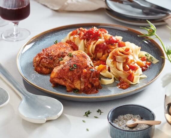 Geschmorte Hähnchen-Schenkel mit Paprika-Tomatensoße an Pappardelle