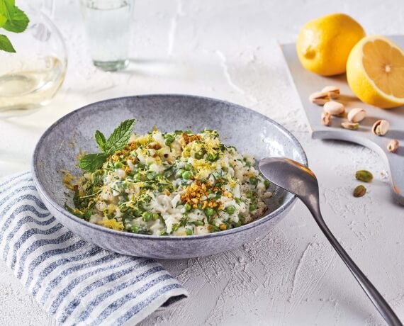 Cremiger Erbsen-Minz-Risotto mit gerösteten Pistazien