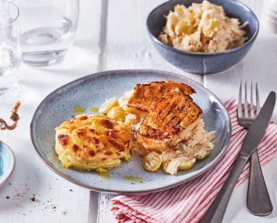 Filet vom Zander an Kartoffelgratin und fruchtigem Weintrauben-Sauerkraut