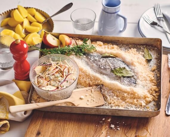 Dorade in Salzkruste mit Apfel-Sellerie-Salat