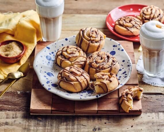 Zimtschnecken mit Schokolade und Kaffeeguss