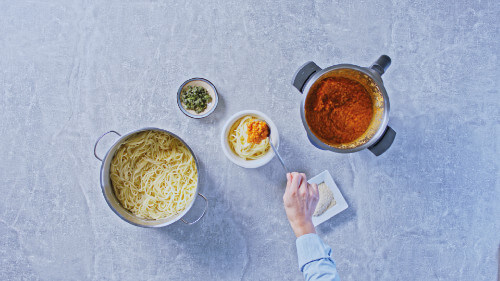 Dies ist Schritt Nr. 6 der Anleitung, wie man das Rezept Linsenbolognese mit Cashew-Topping zubereitet.