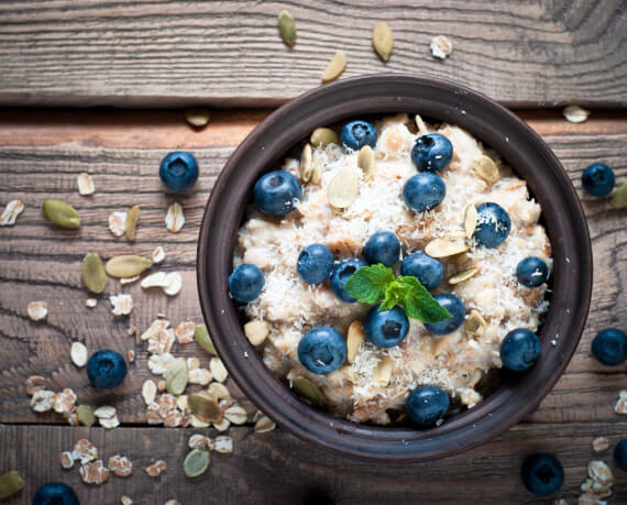 Porridge mit Blaubeeren, Kürbiskernen und weiße Schokolade