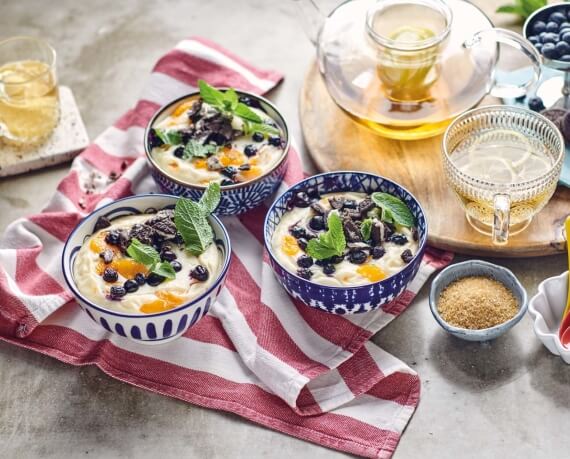 Vegane Cheesecake-Bowl mit Mandarine, Heidelbeeren und Cookies