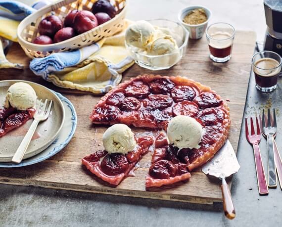 Vegane Tarte Tatin mit Pflaumen und Vanilleeis