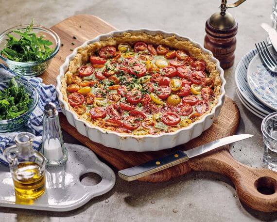 Vegane Tarte Rustique mit grünem Pesto und bunten Cherrytomaten