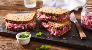 Proteinsandwich mit Rote Bete Auberginensalat