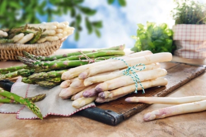 Kann man grünen oder weißen Spargel auch roh essen?