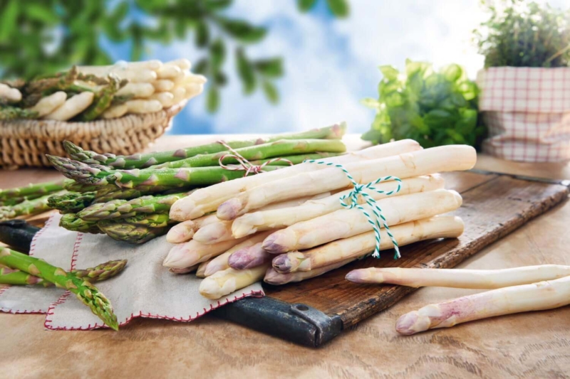 Kann man grünen oder weißen Spargel auch roh essen?
