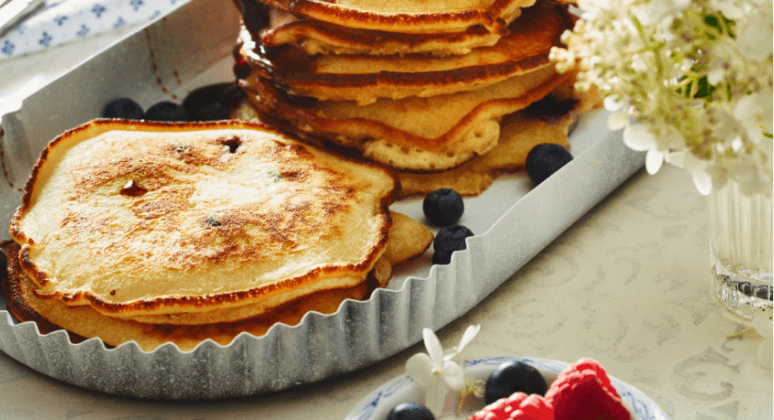 Vegane Pancakes mit Beeren, Zuckerrübensirup und Mandeldrink