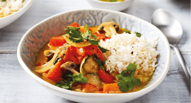 Gemüse-Thai-Curry mit Jasminreis, Kokosnussmilch  und Koriander