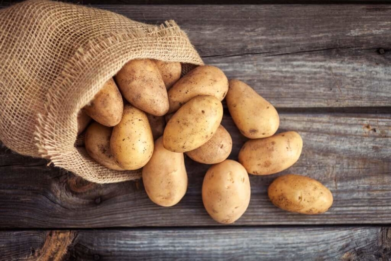 Soll ich Kartoffeln mit Schale oder ohne Schale kochen?