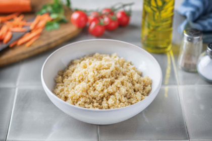 Warum und wie sollte man Quinoa vor dem Kochen waschen?