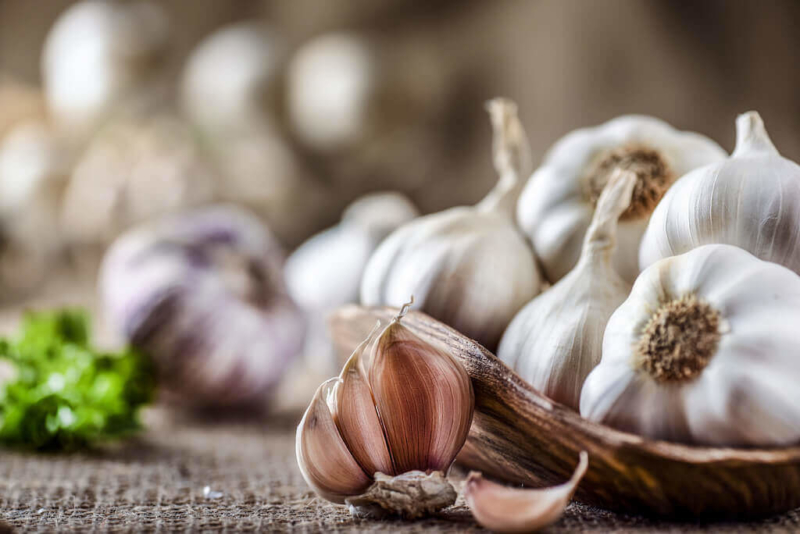 Knoblauch auf einem Tisch