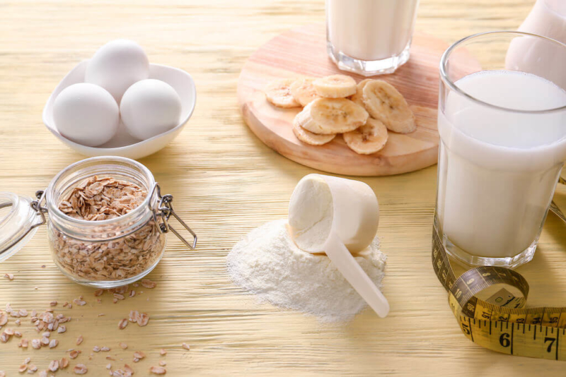 Tisch mit Proteinpulver