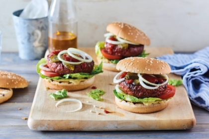 Burger auf einem Schneidebrett