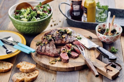 Warme Speise auf einem Tisch