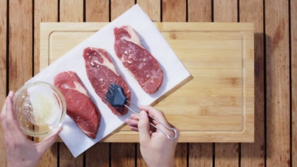 Rohes Fleisch auf einem Schneidebrett