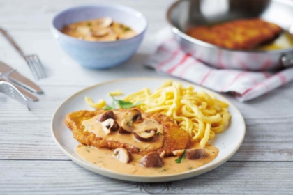 Schnitzel mit Spätzle im Teller