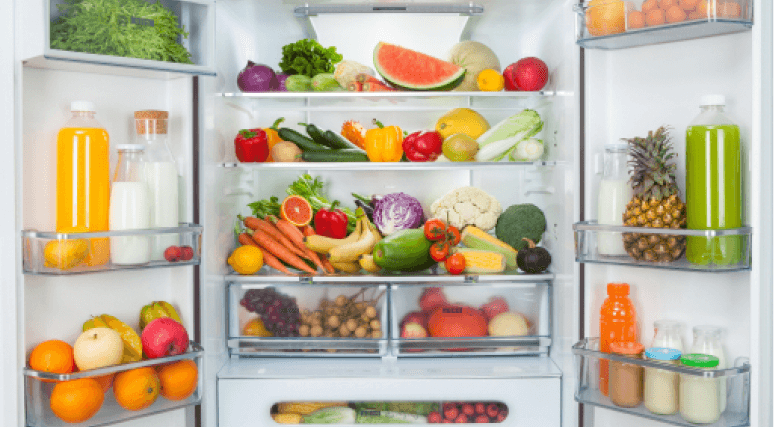 Kühlschrank eingeräumt mit Säften, Obst, Gemüse