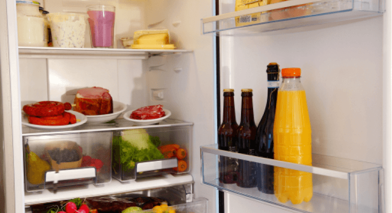 Eingeräumte Kühlschranktür mit Saft, Wein und Bier