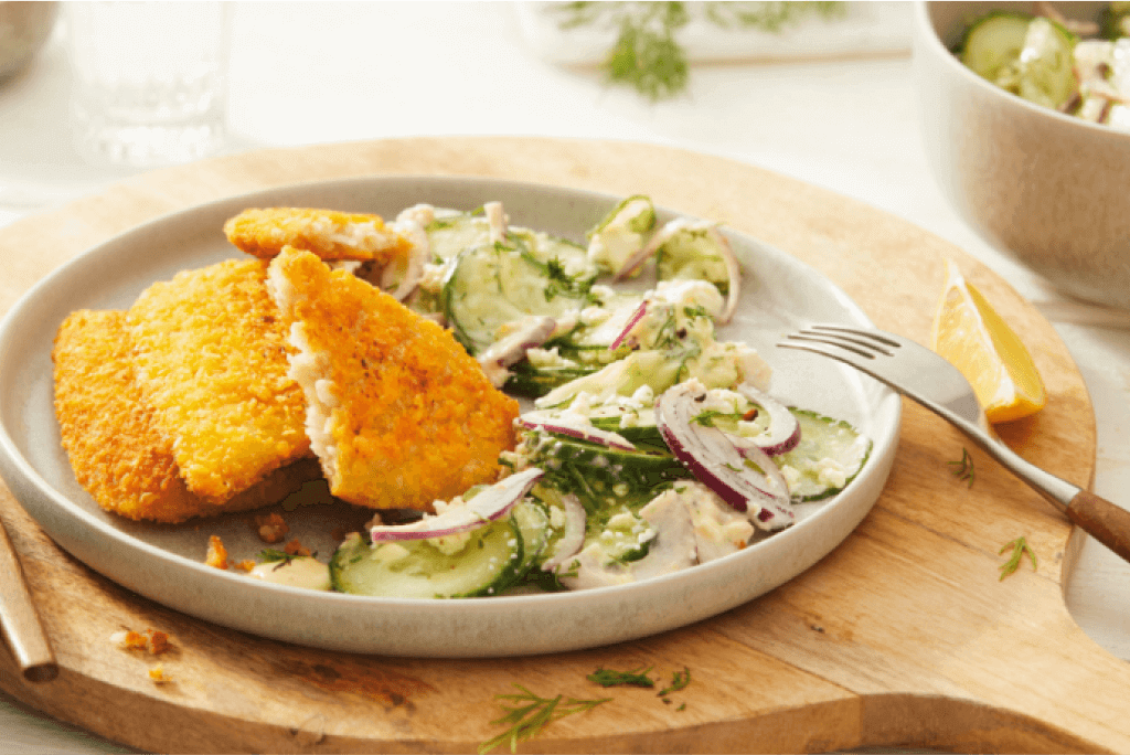 Gurkensalat mit Joghurt-Dill-Dressing und Vemondo Cornflakes Schnitzel