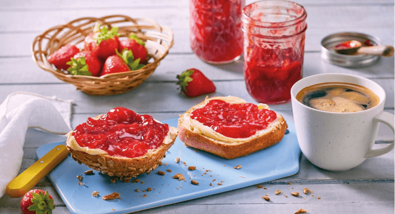 Erdbeerkonfitüre mit gepresstem Zitronensaft