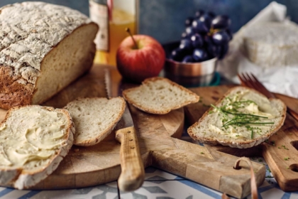 Brot auf einem Schneidebrett