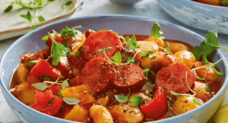 Bohnen-Eintopf mit Cabanossi, Paprika und Tomaten