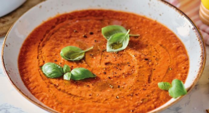 Frische Tomatensuppe mit Basilikum und Knoblauch