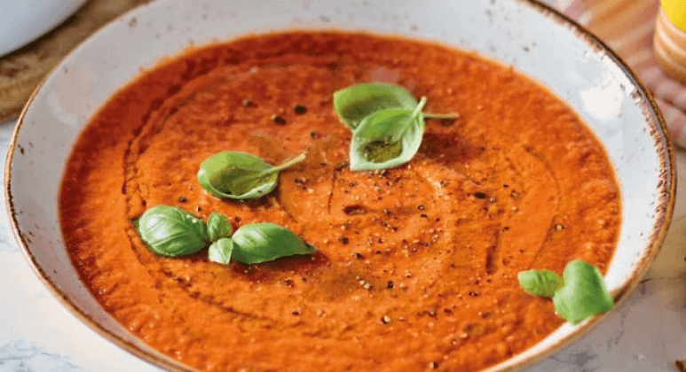 Frische Tomatensuppe mit Basilikum und Knoblauch