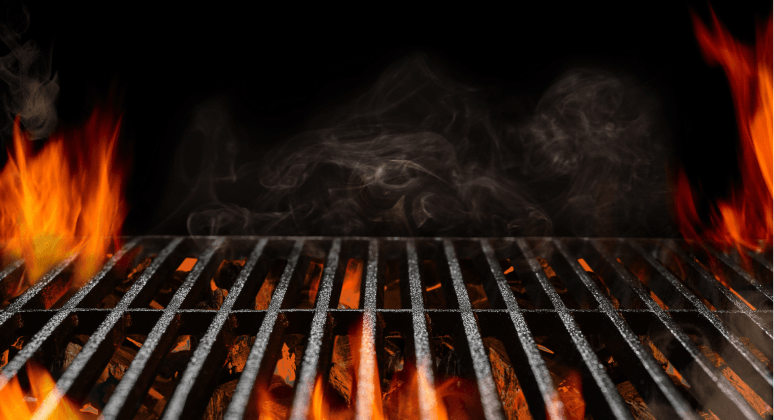 Grillrost mit Flammen und Rauch