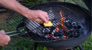 Reinigung Grillrost mit Schwamm