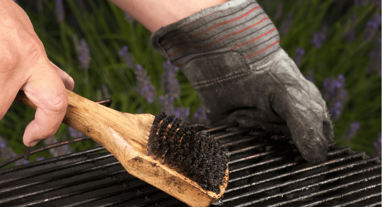 Mit Bürste Grill reinigen