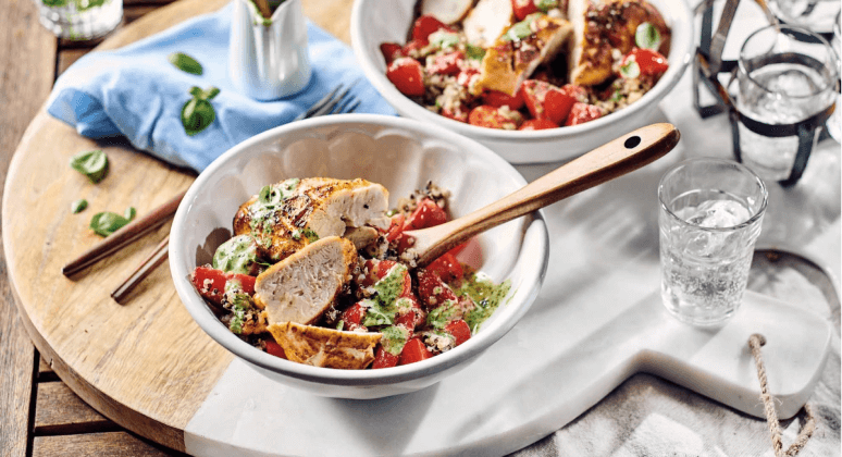 Erdbeer-Salat mit Hähnchen und Quinoa