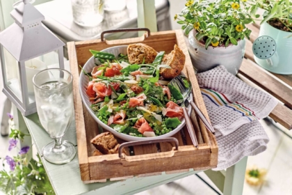 Gartentisch mit Salat