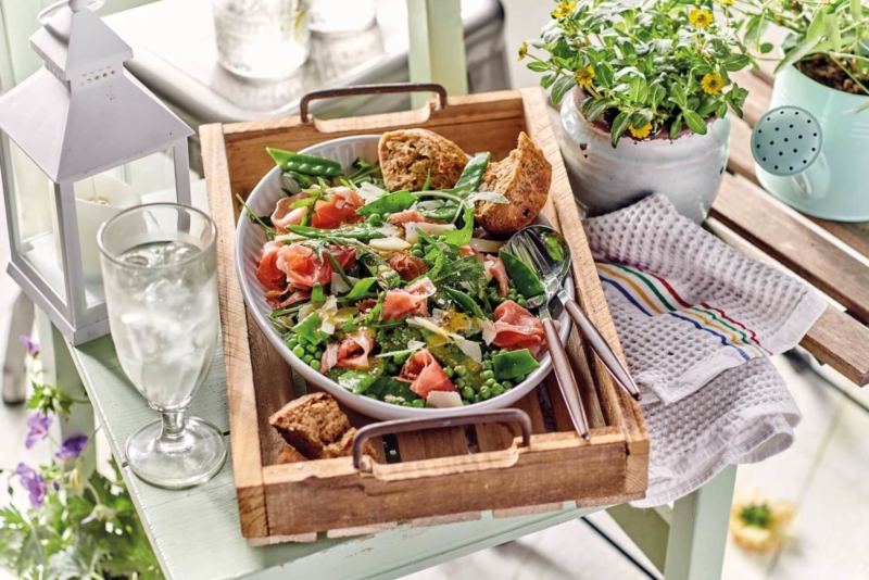 Gartentisch mit Salat