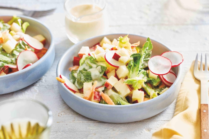 Gdeckter Tisch mit Salat