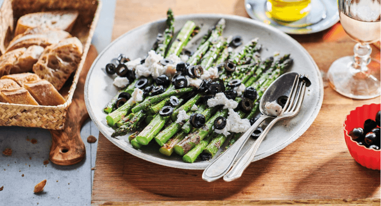 Gegrillter Spargel mit Ziegenkäse und Oliven