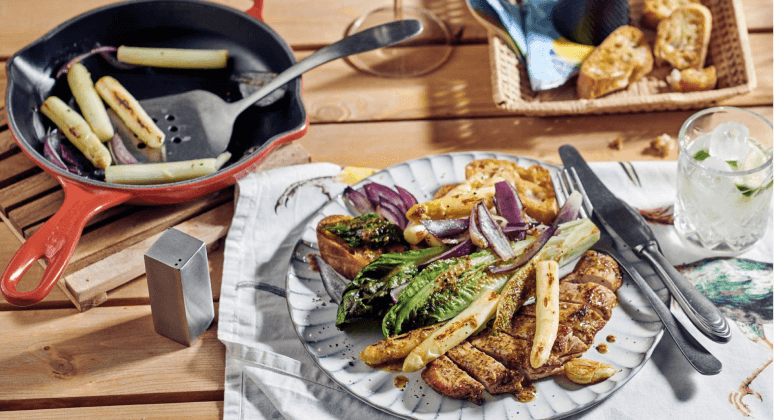 Schweineschnitzel in Honig-Senf-Marinade mit Spargel und Knoblauchbaguette