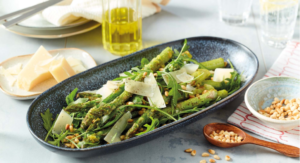 Gegrillter grüner Spargel mit Pinienkernen, Rucola und Parmesan