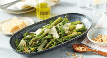 Gegrillter grüner Spargel mit Pinienkernen, Rucola und Parmesan