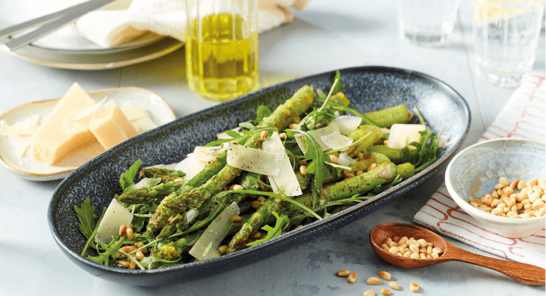 Gegrillter grüner Spargel mit Pinienkernen, Rucola und Parmesan