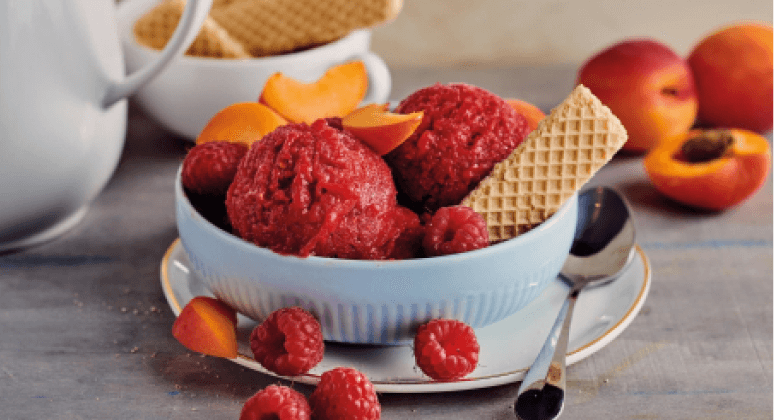 Himbeer-Aprikosen-Sorbet mit Waffel in Schüssel
