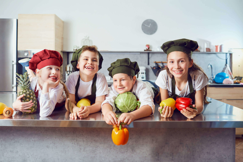 Kinder mit Obst und Gemüse